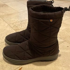 Women’s BOGS Snowday Mid 9" black quilted snow boot